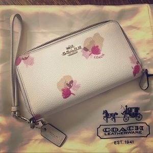 🎊Authentic Coach Double Zip Wallet (wristlet)🎊